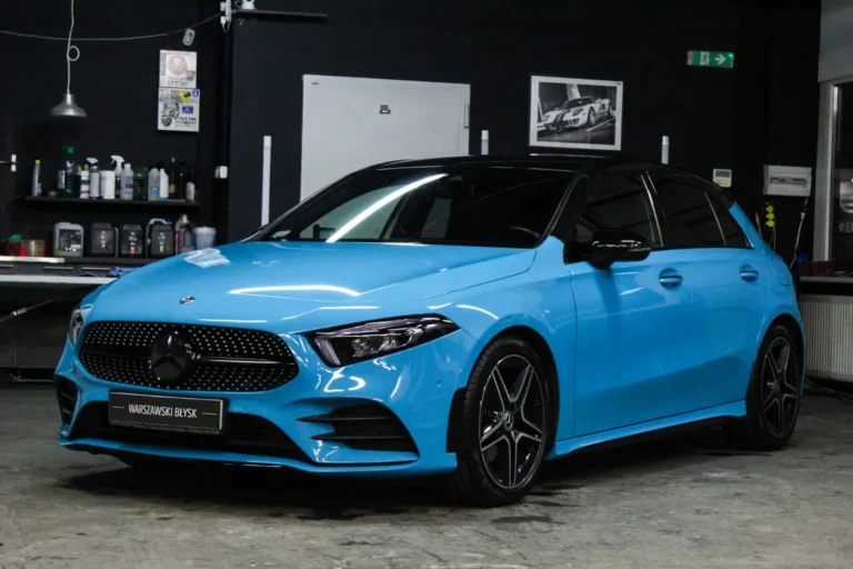 Niebieskie auto po zabezpieczeniu zderzaka przedniego folią PPF