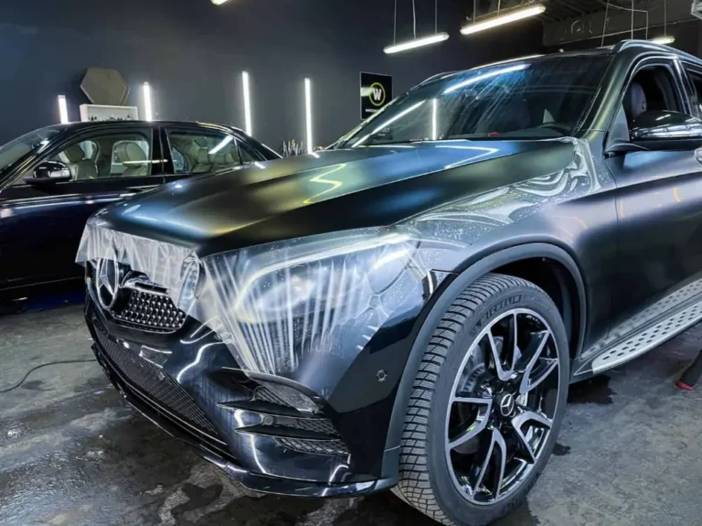 Samochód oklejany w studiu detailingowym