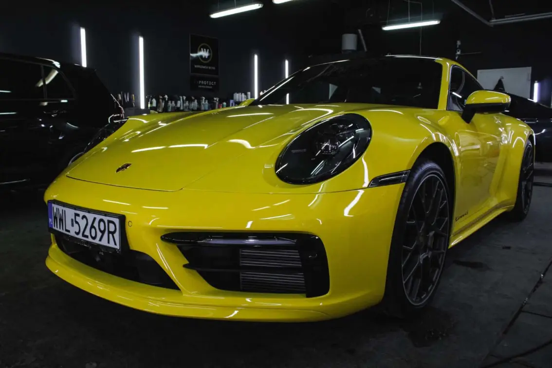 Samochód oklejony folią PPF w warszawskim studiu detailingowym