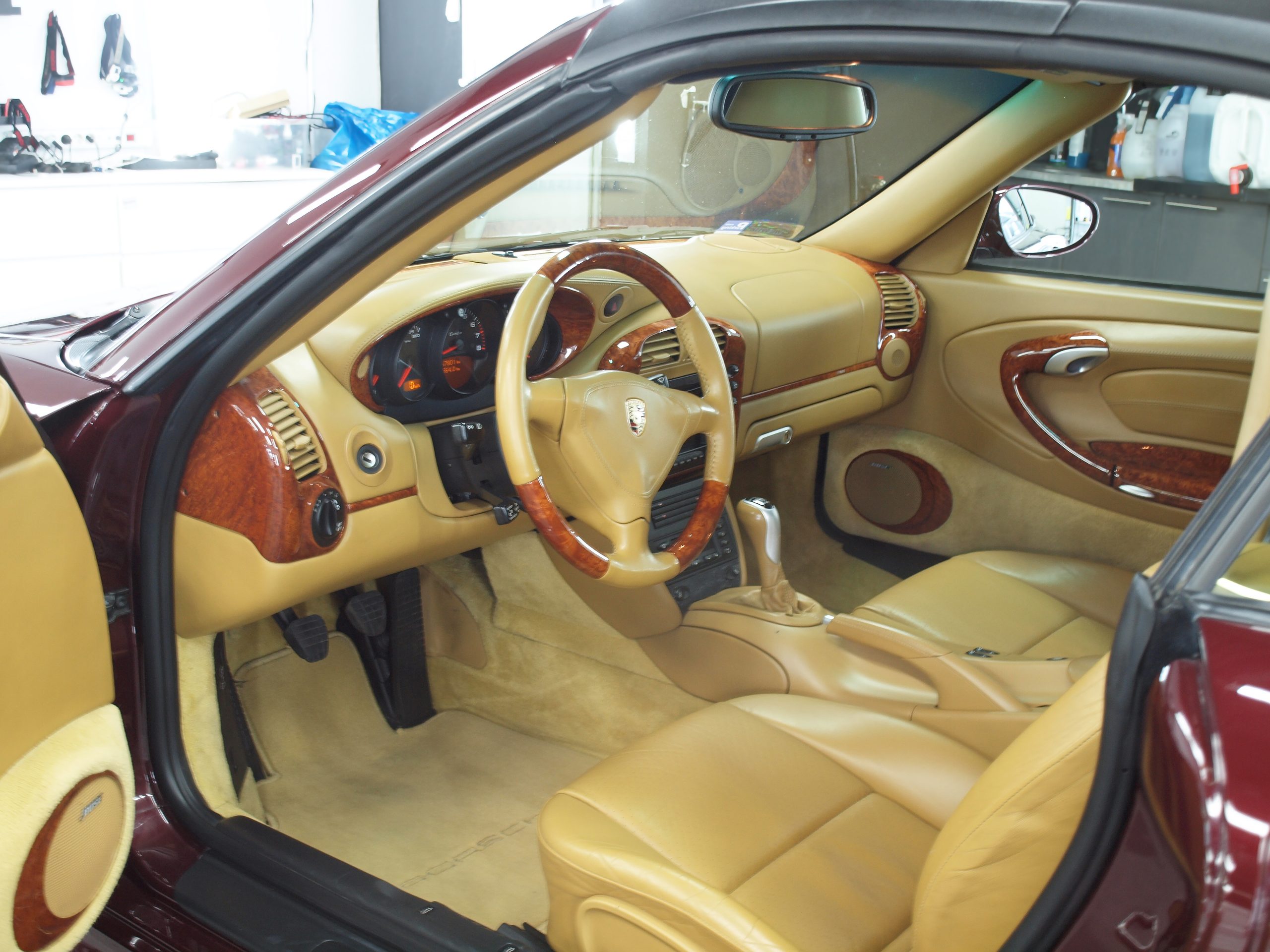 Porsche 911 po detailingu wnętrza