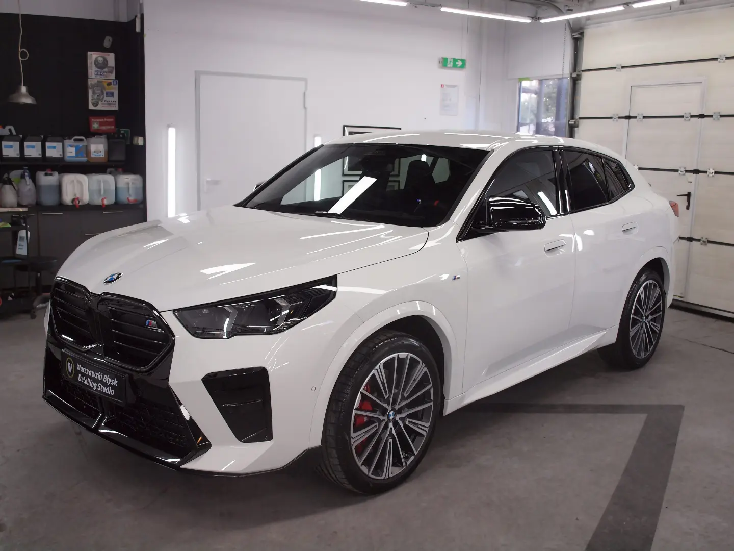 Białe BMW X235I w studiu detailingowym