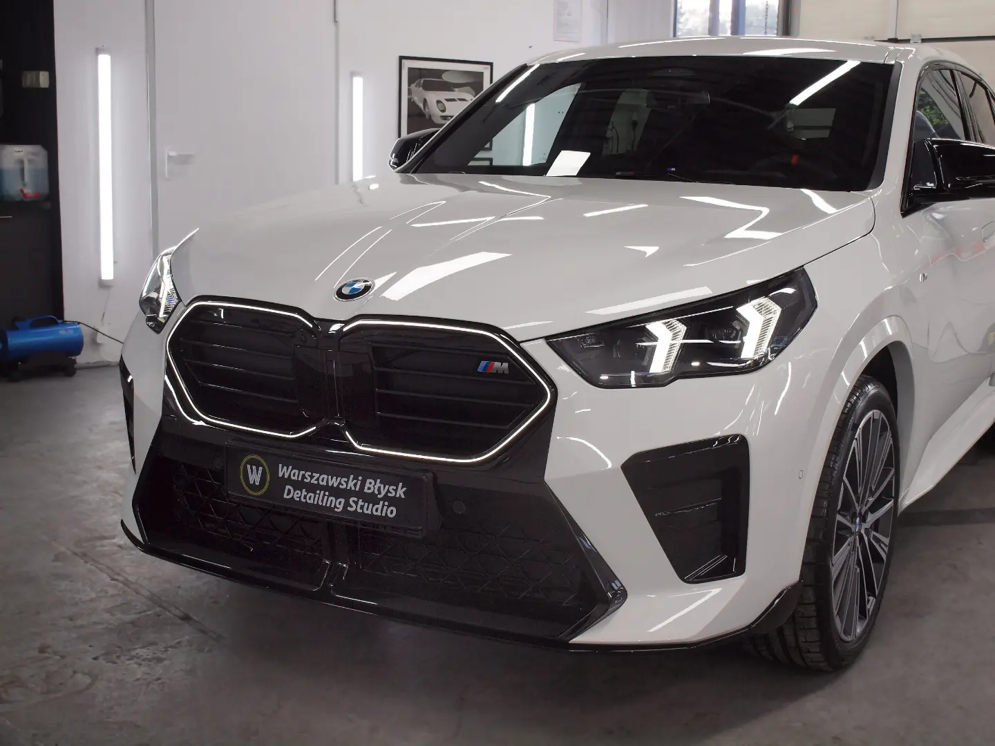 Białe BMW X235I w studiu detailingowym