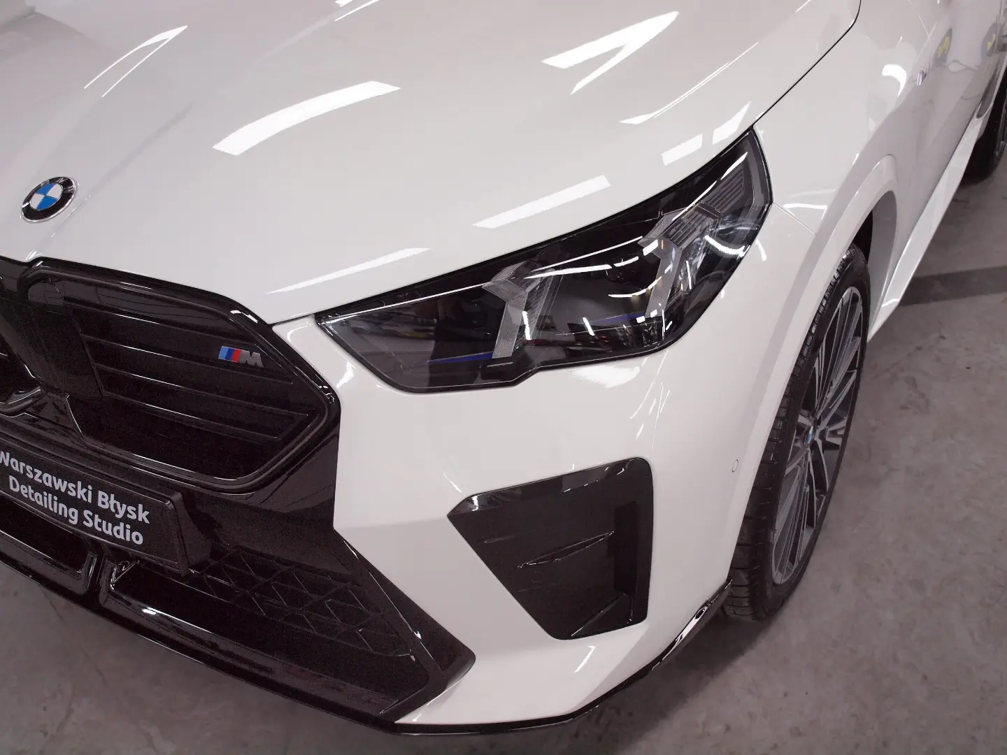 Białe BMW X235I w studiu detailingowym