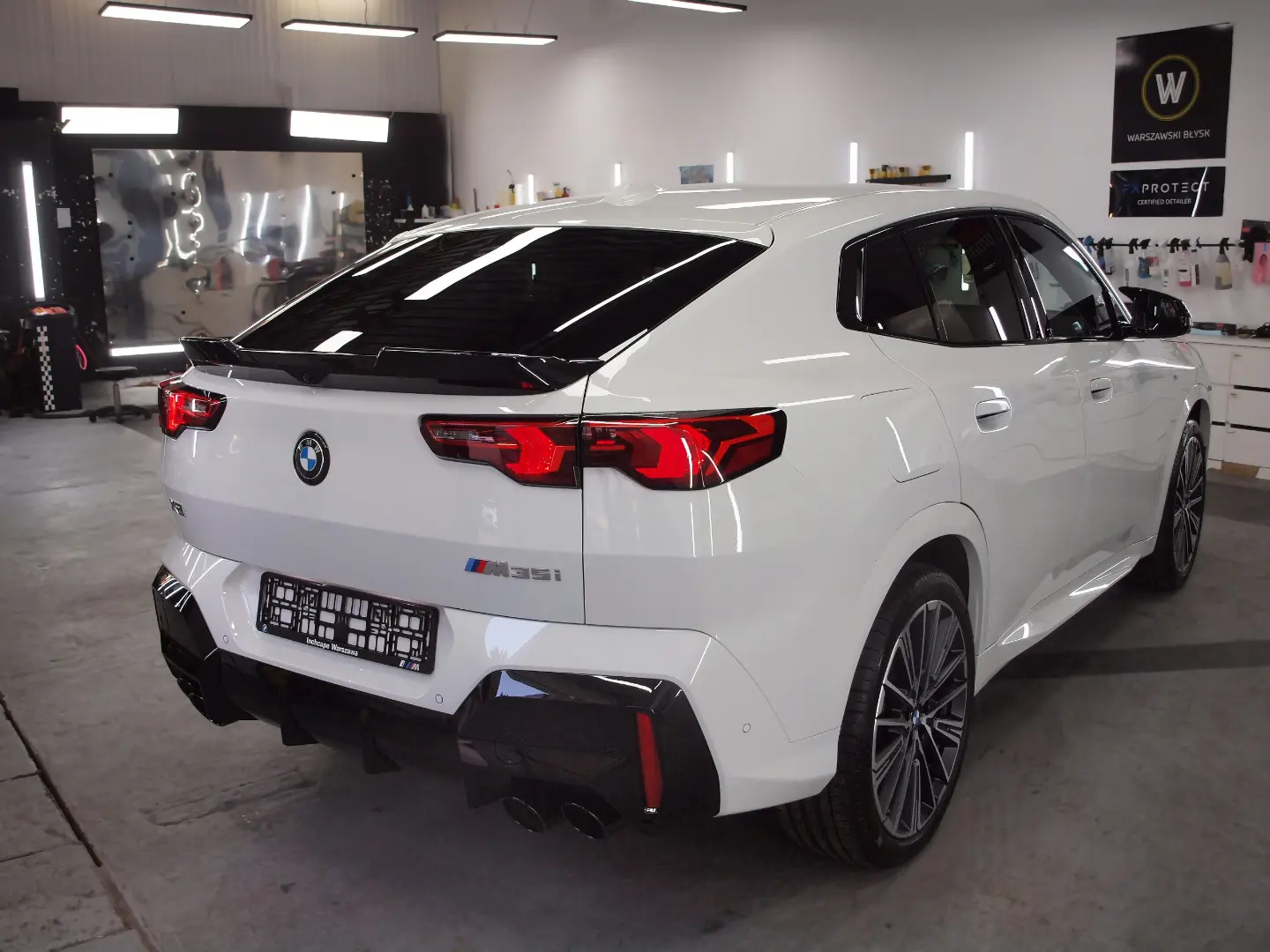Białe BMW X235I w studiu detailingowym