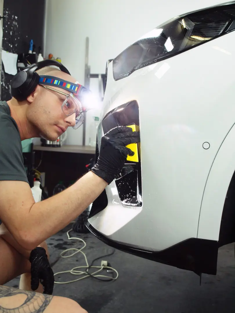 Białe BMW X235I - detailing