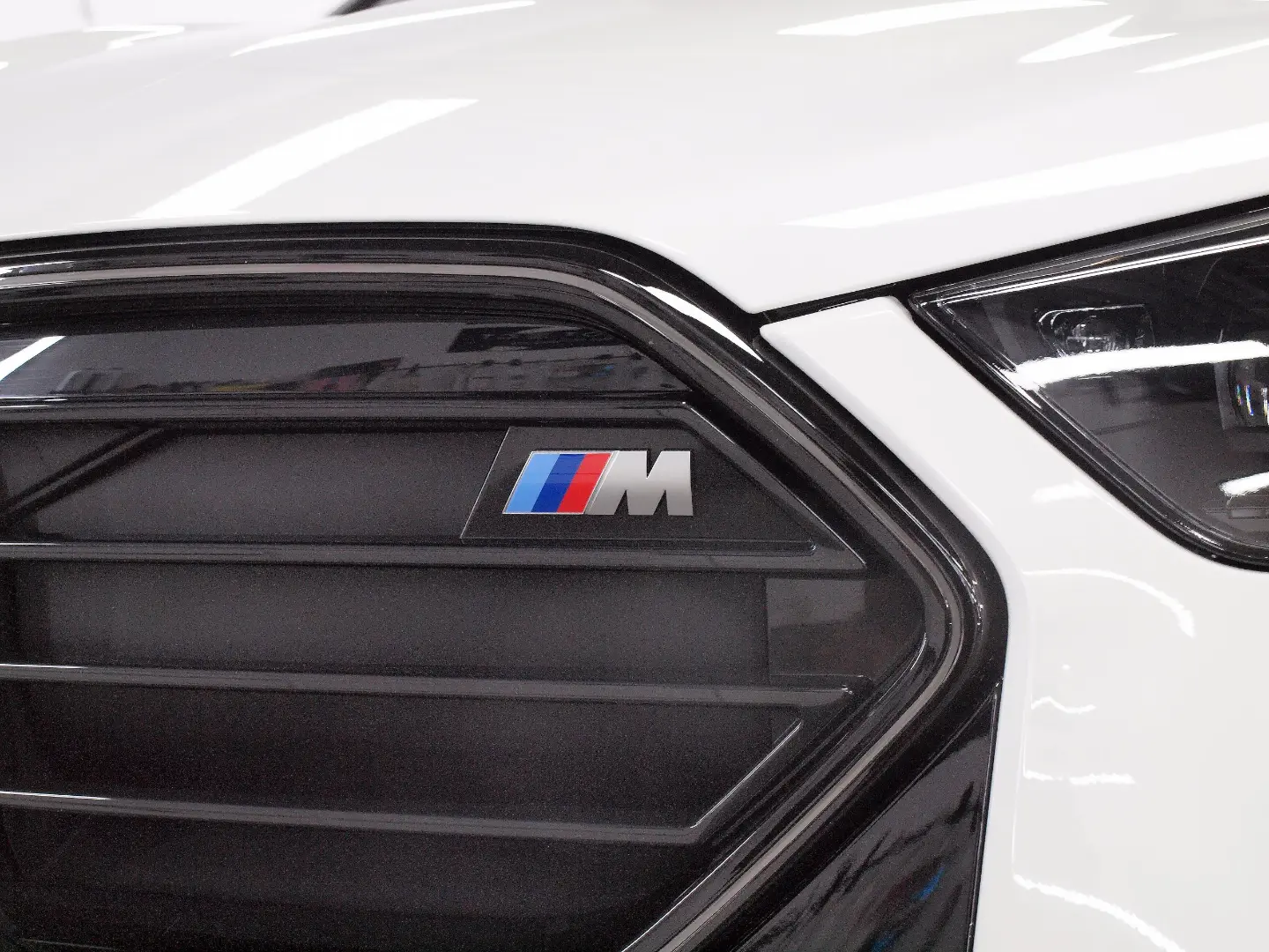 Białe BMW X235I w studiu detailingowym