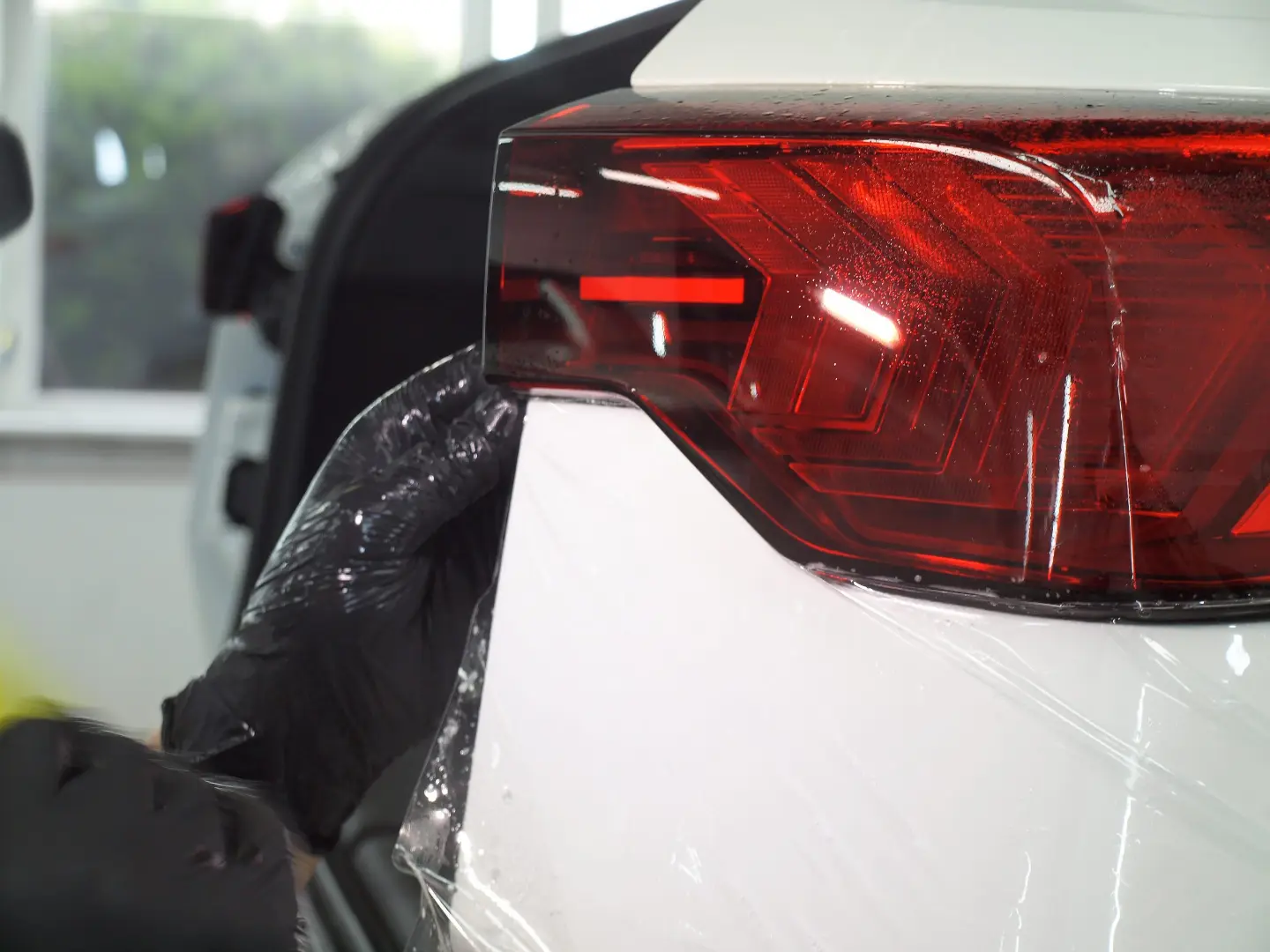 Białe BMW X235I w studiu detailingowym