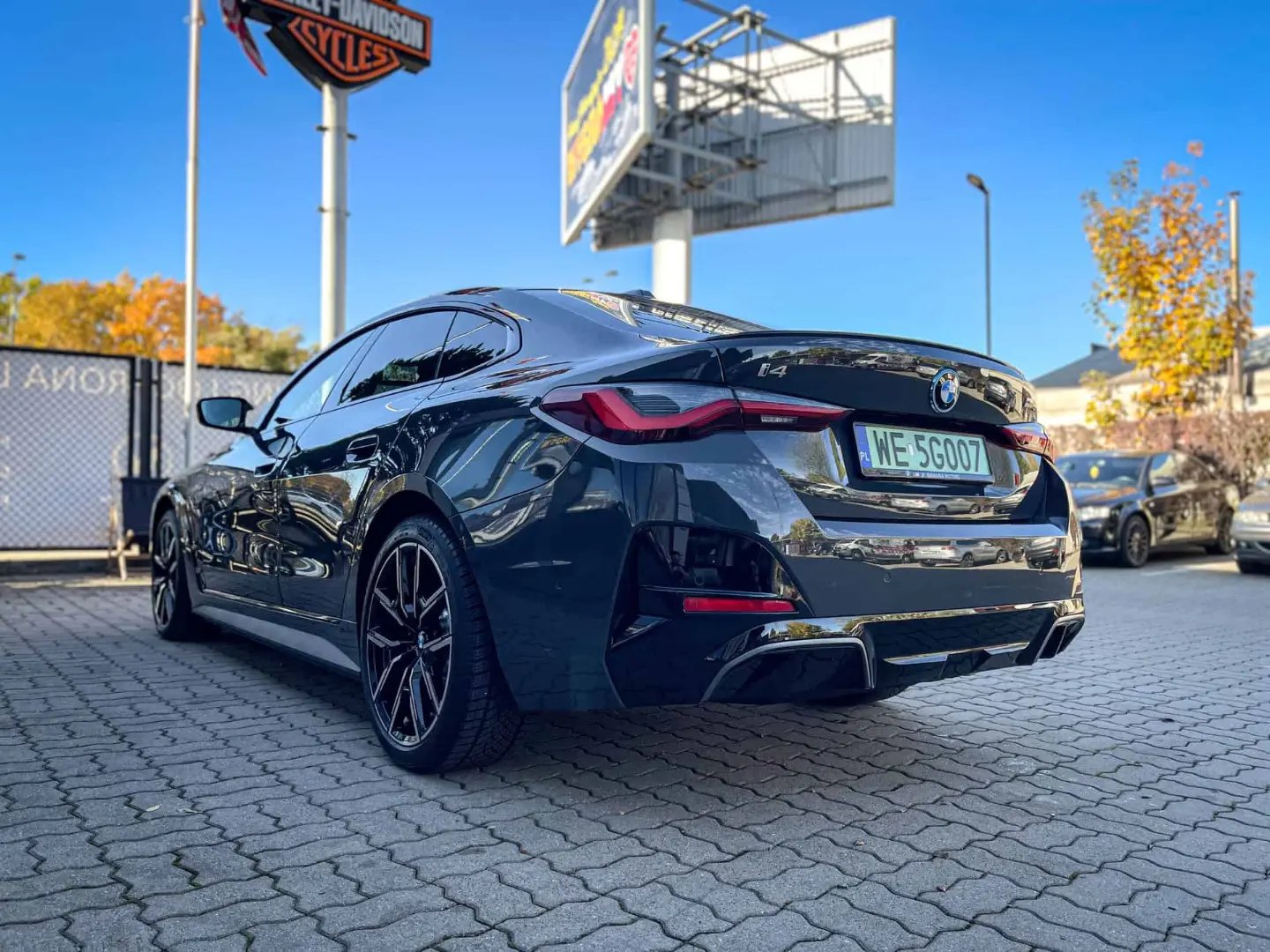 BMW i4 m50 na parkingu - widok z tyłu