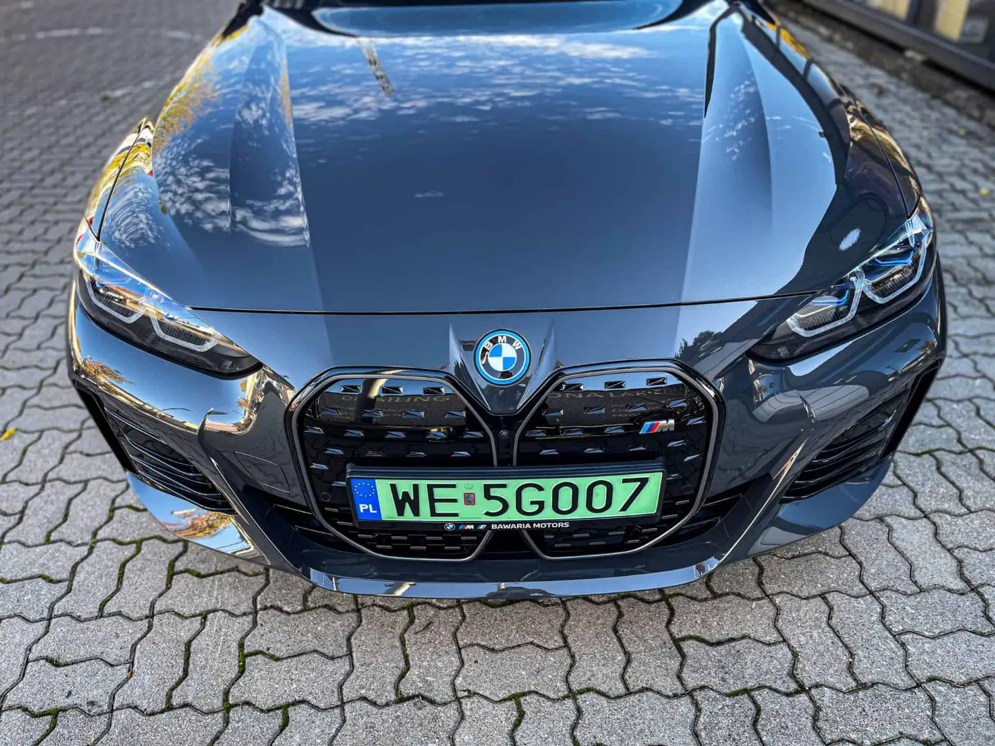 BMW i4 m50 - widok na maskę