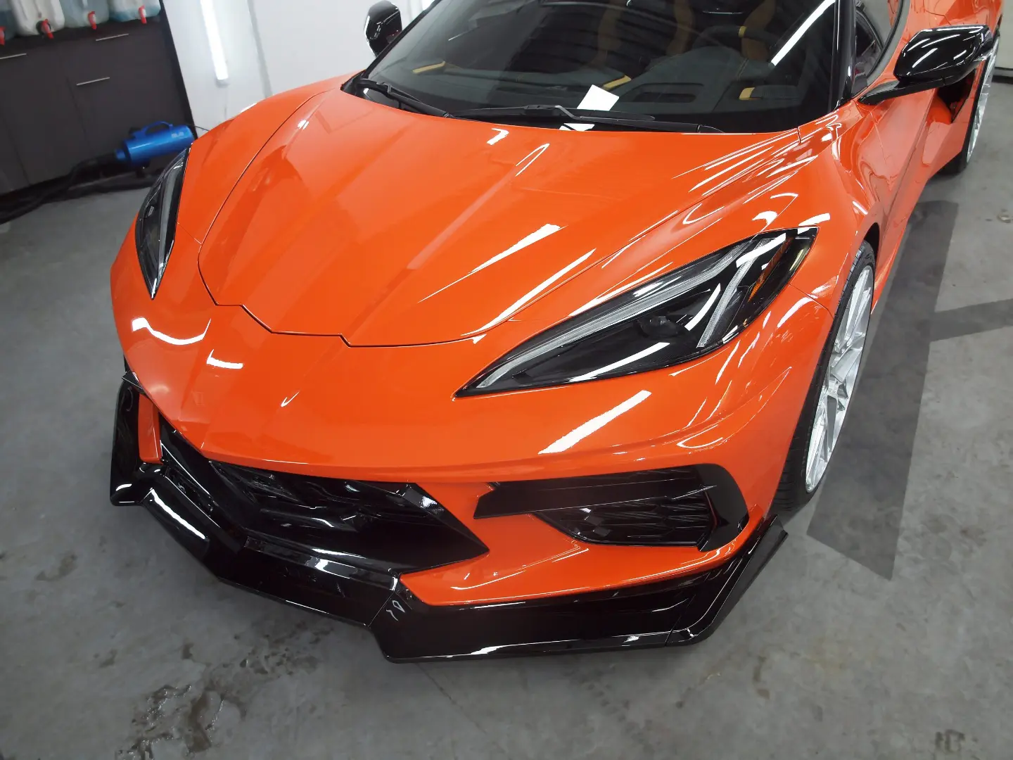 Corvette C8 w studiu detailingu - maska