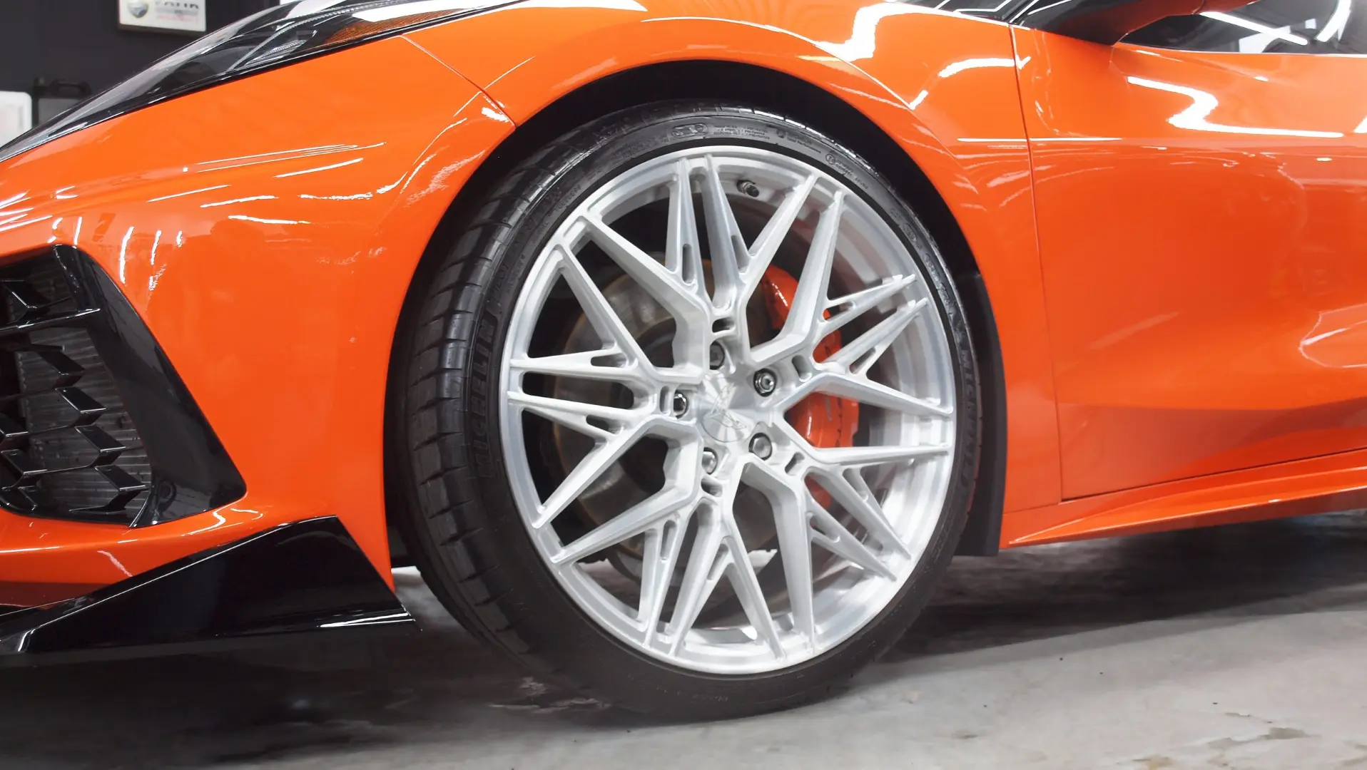 Corvette C8 w studiu detailingu - koło
