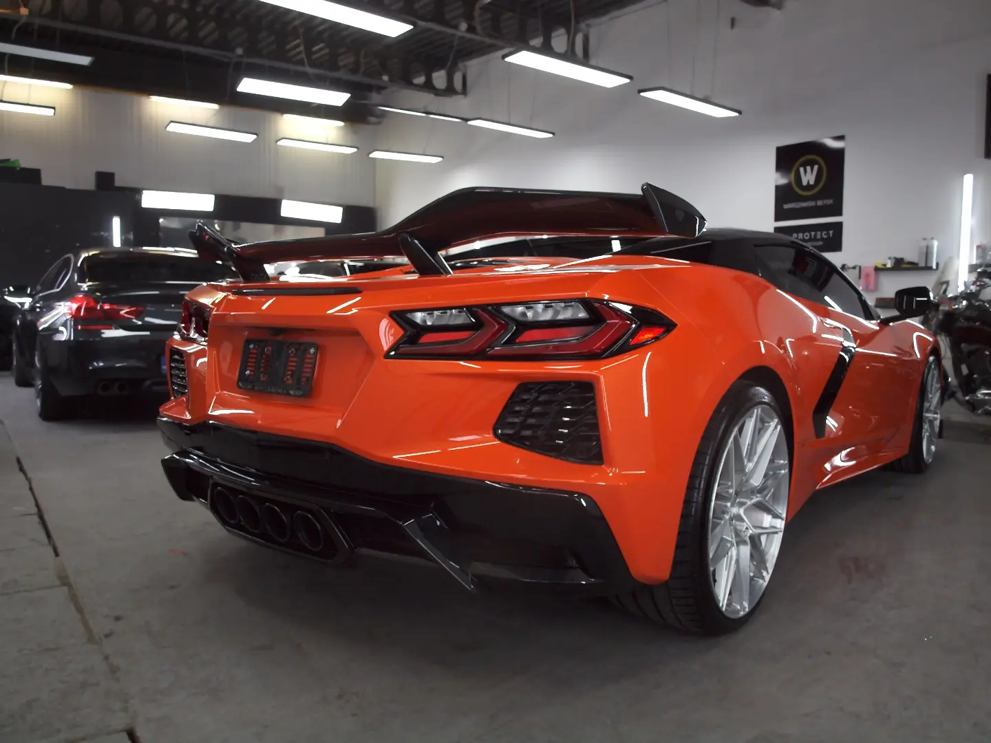 Corvette C8 w studiu detailingu - tył