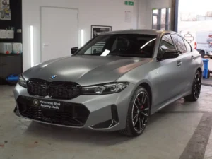 bmw m340i w trakcie zabezpieczania lakieru w studiu detailingowym