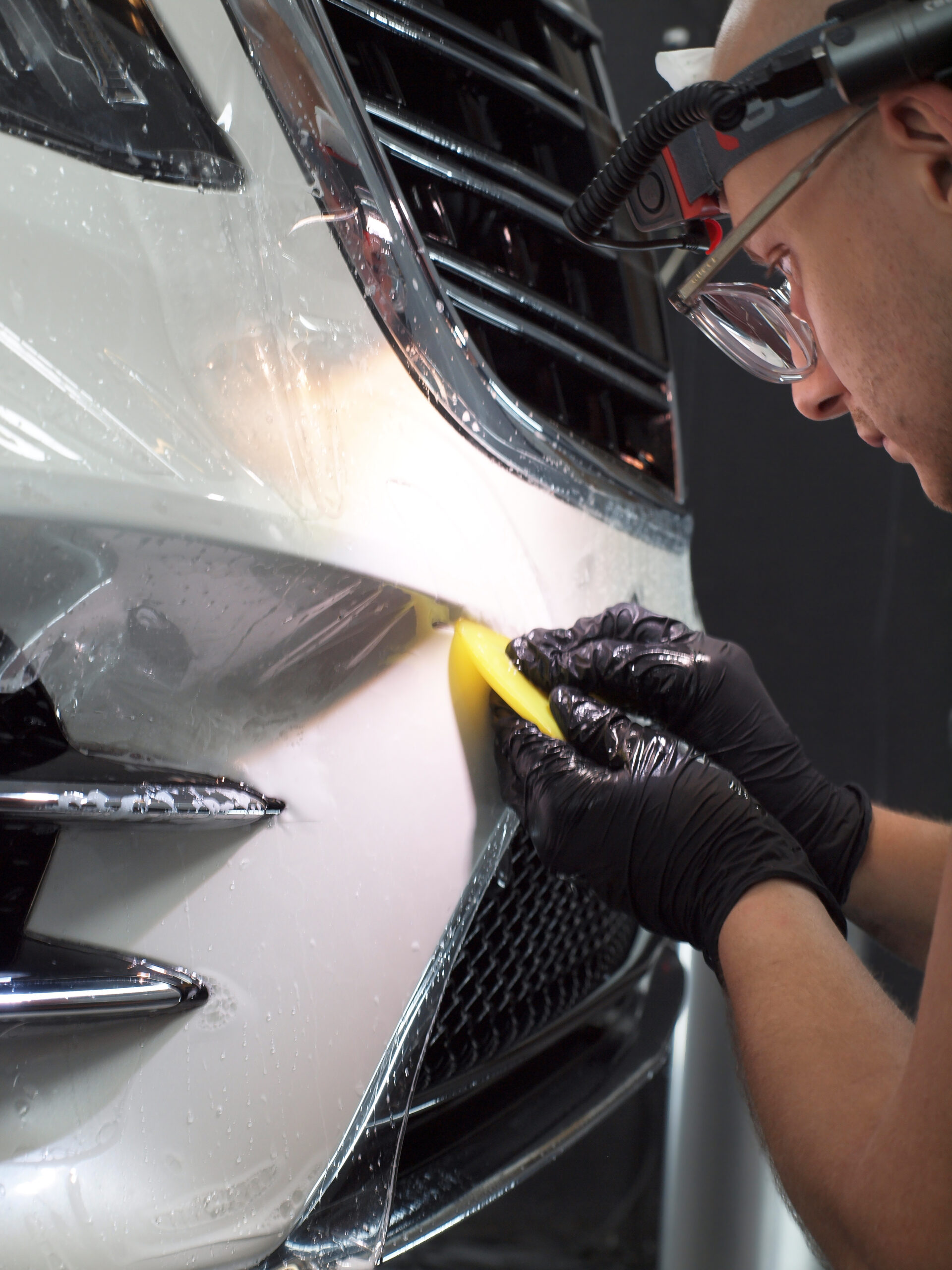 Mercedes S-klasa w trakcie zabezpieczania lakieru - zderzak przedni