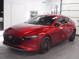 Mazda 3 po oklejeniu bezbarwną folią ochronną PPF - całość