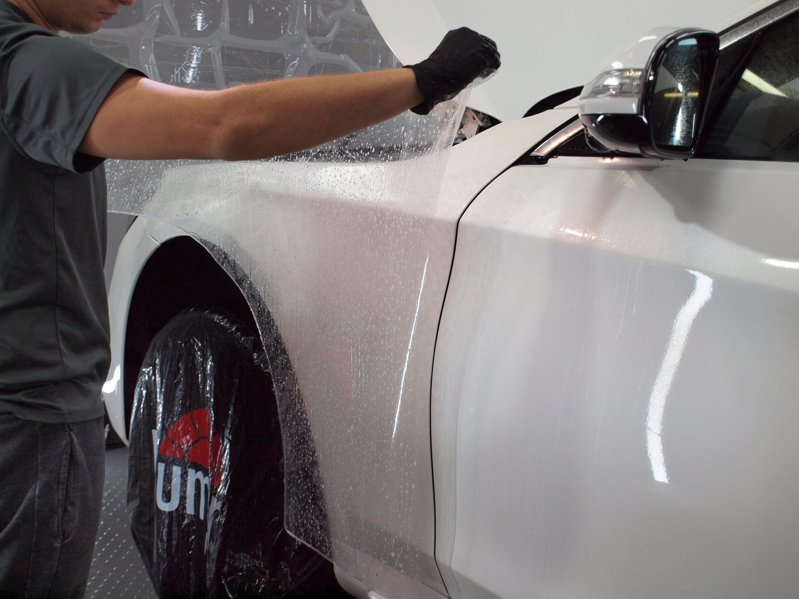 Mercedes S-klasa w trakcie zabezpieczania lakieru - błotnik