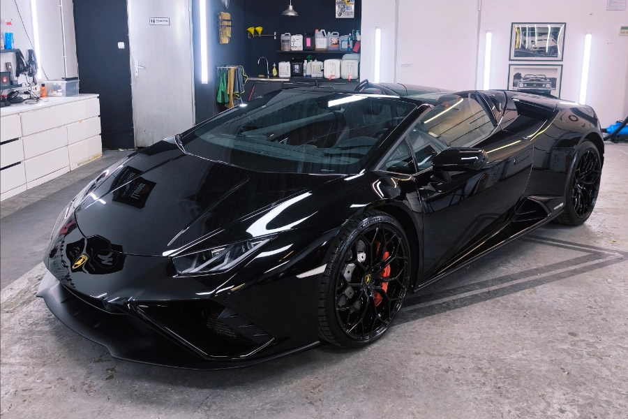 Samochów po dechromingu w studiu detailingowym