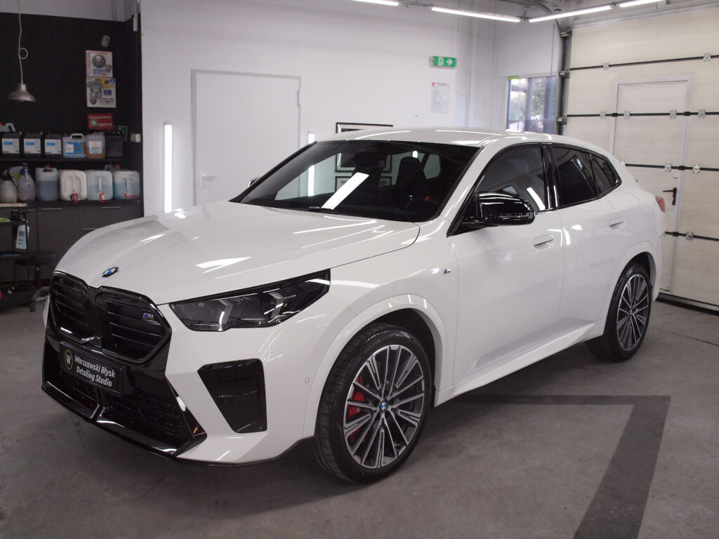 Białe BMW X2 oklejone bezbarwną folią PPF