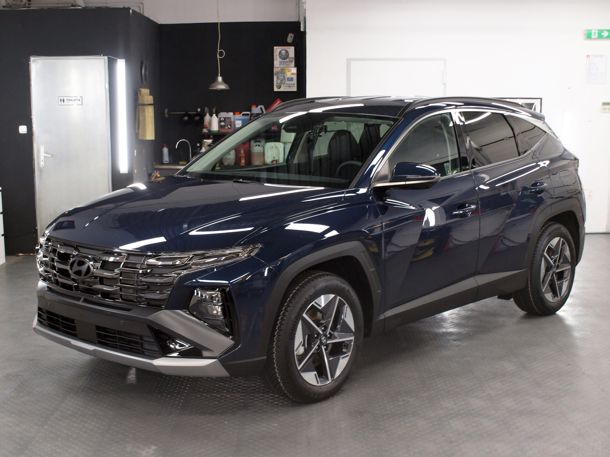 Hyundai Tucson podczas polerowania i zabezpieczania lakieru