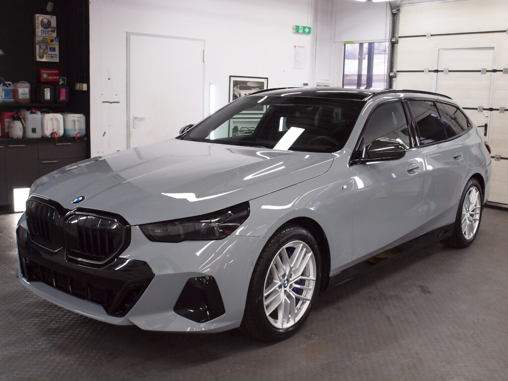 BMW 5 po całościowym oklejeniu bezbarwną folią
