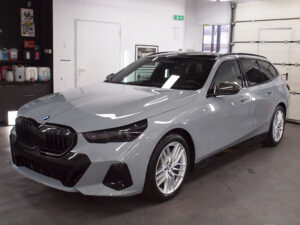 BMW 5 po całościowym oklejeniu bezbarwną folią