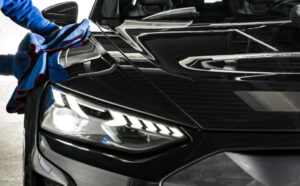 Czyszczenie czarnego lakieru samochodowego