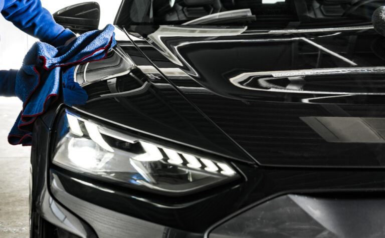 Czyszczenie czarnego lakieru samochodowego